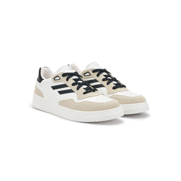 Calzature d'élite PR1MO Urbano Bianco Brillante indossate, sneakers made in Italy artigianali e scarpe bianche di lusso fatte a mano