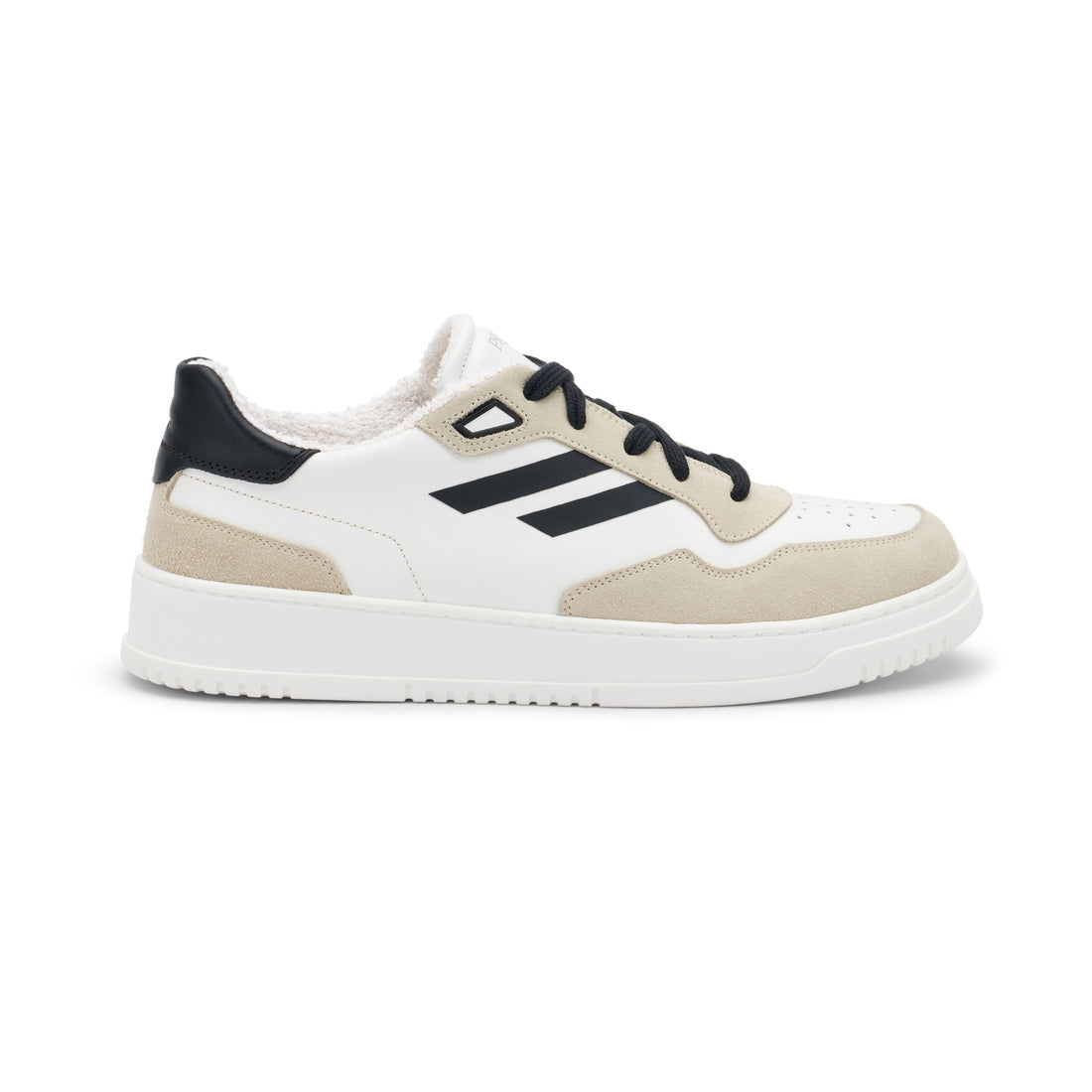 Calzature d'élite PR1MO Urbano Bianco Brillante indossate, sneakers made in Italy artigianali e scarpe bianche di lusso fatte a mano