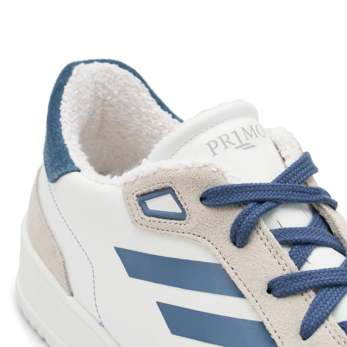 Dettaglio del monogramma P1 e delle cuciture sartoriali su sneakers made in Italy PR1MO Urbano Blue Vapor in pelle pregiata